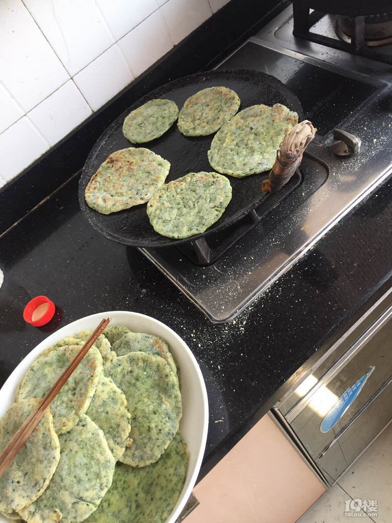 70后小时候的味道,从田里摘了好多胡葱,中午做胡葱饼吃