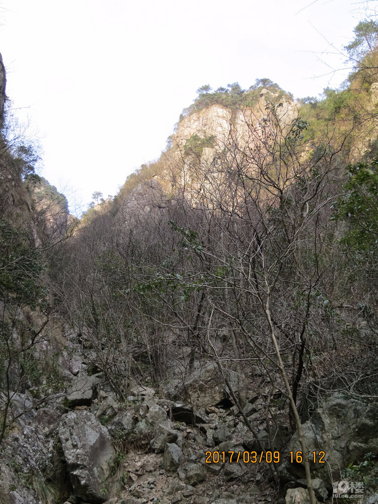 放下登山包沿着支流峡谷向上攀升，到达一处一处空旷处，向山上瞭望