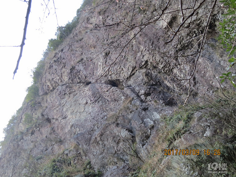 另一侧山上岩壁上的石洞
