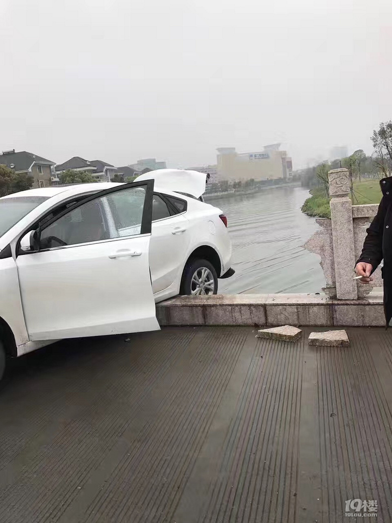温岭碧湖山庄这个车开挂了差点倒进河里这技术杠杠的