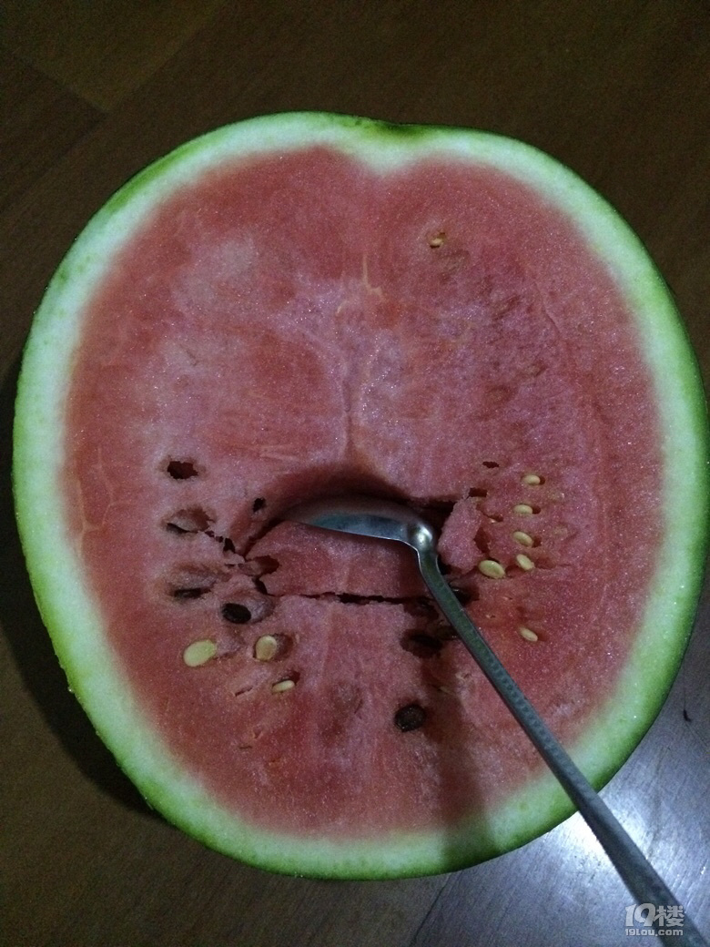 【爆料】切开里面白白的,籽是全白的,现在的西