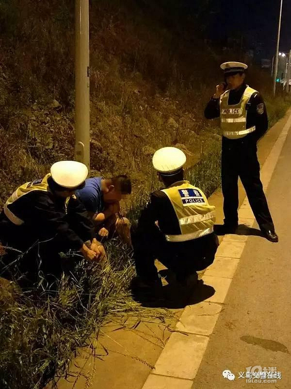 义乌一奇葩司机为躲避查酒驾 蹲在地上狂吃草