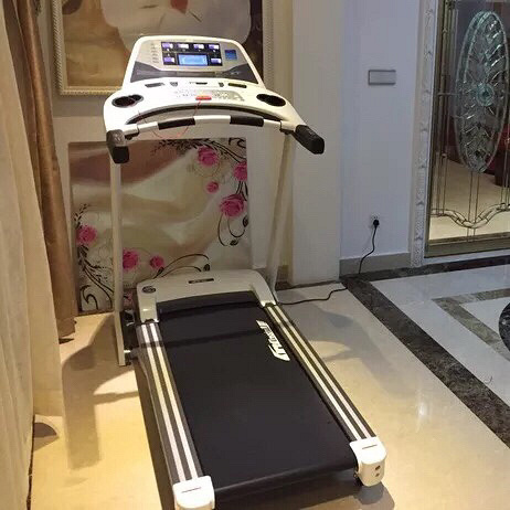 乐健体育专卖店跑步机样机处理,99成新
