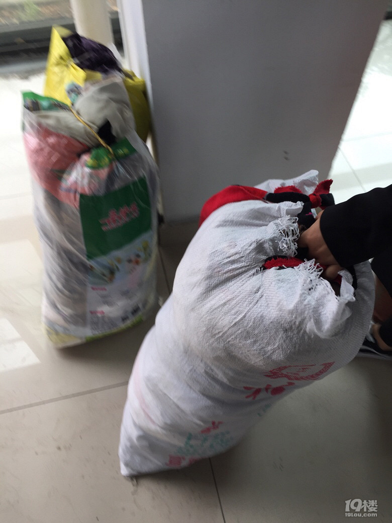 捐了四麻袋衣服-讲白搭-台州19楼