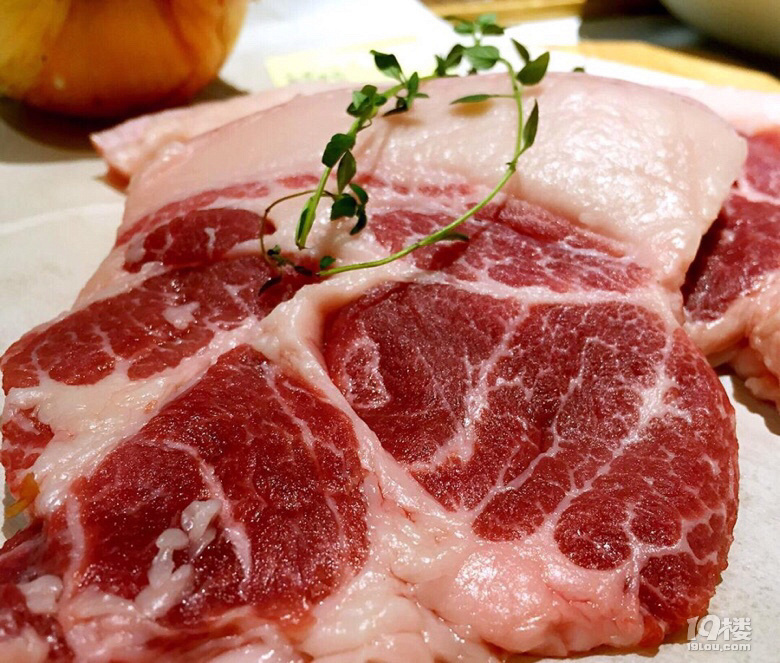 梅花肉其实指的是杀猪的时候在猪颈部下