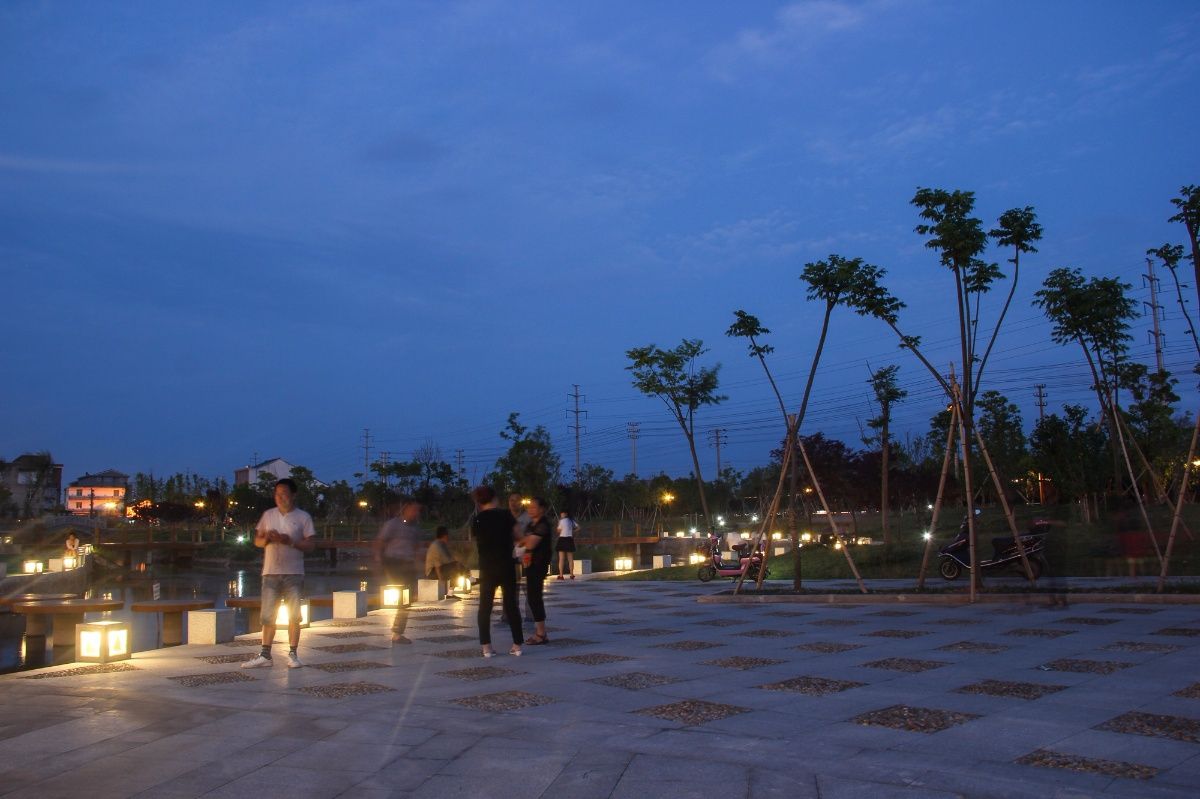 暮色中的蓬街中心公园