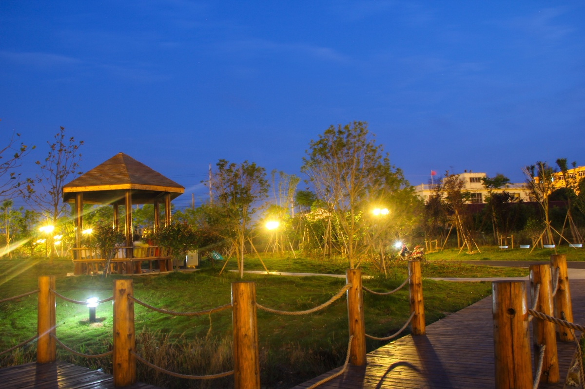 暮色中的蓬街中心公园