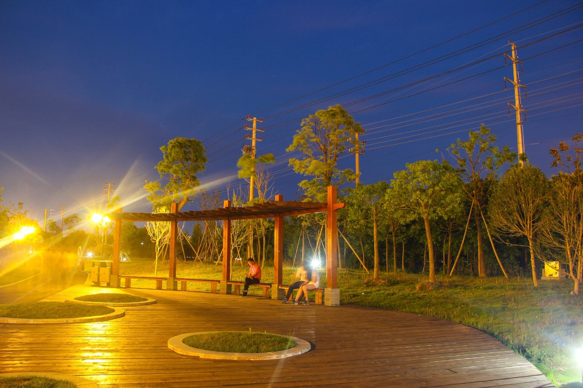 暮色中的蓬街中心公园