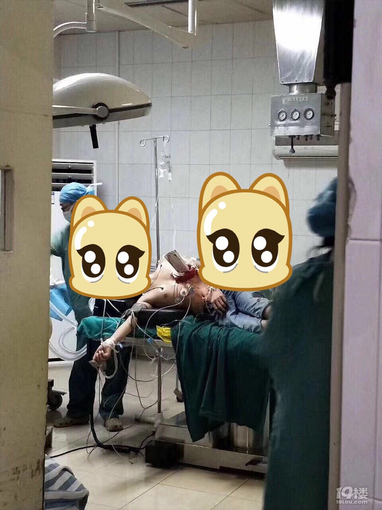 爆料温岭一骑电瓶车男子被隔离带刺穿胸部目测靠近心脏位置