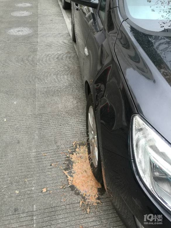 你酒喝多了,吐我车上也就算了,还踢我车发