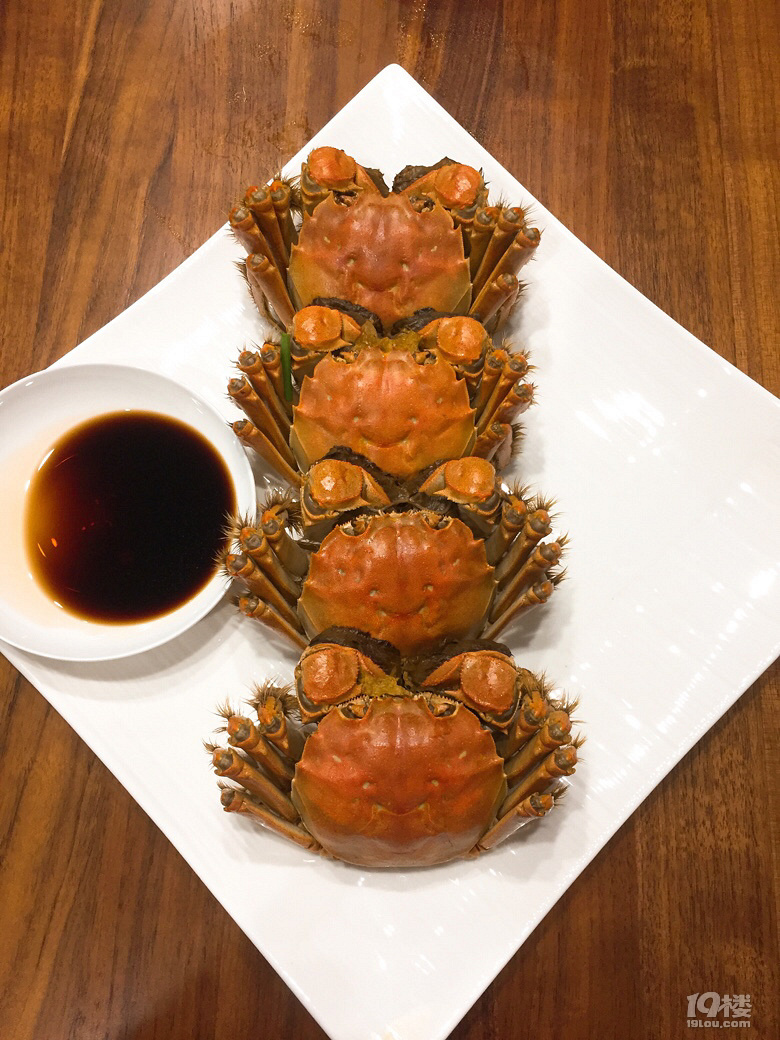 晚餐干蒸大闸蟹板栗蘑菇炖鸡炒