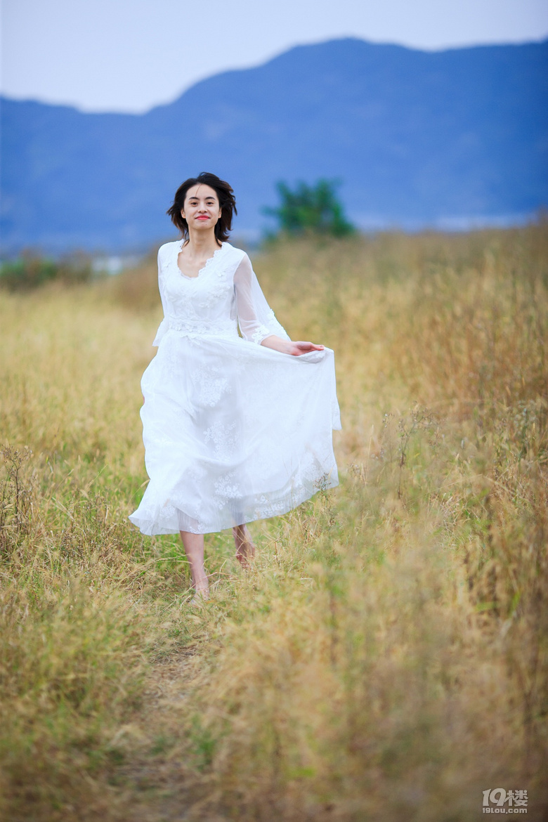 野外作业芦苇景人像