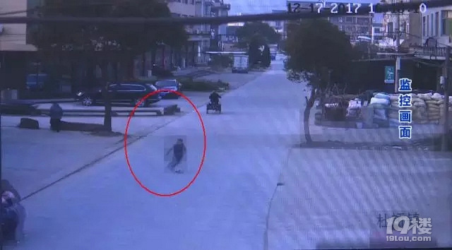 临海杜桥熊孩子马路边踢足球,结果路人遭殃,家