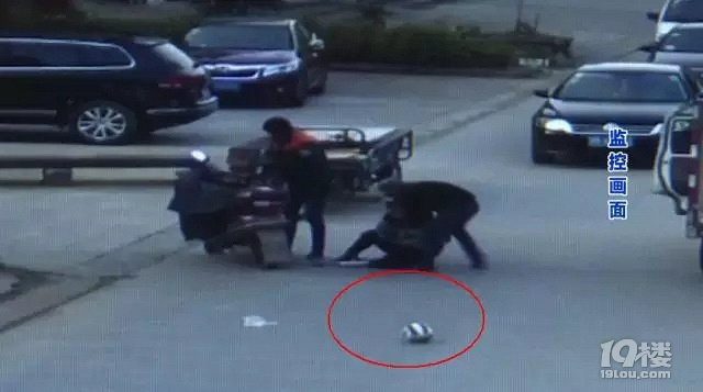 临海杜桥熊孩子马路边踢足球,结果路人遭殃,家