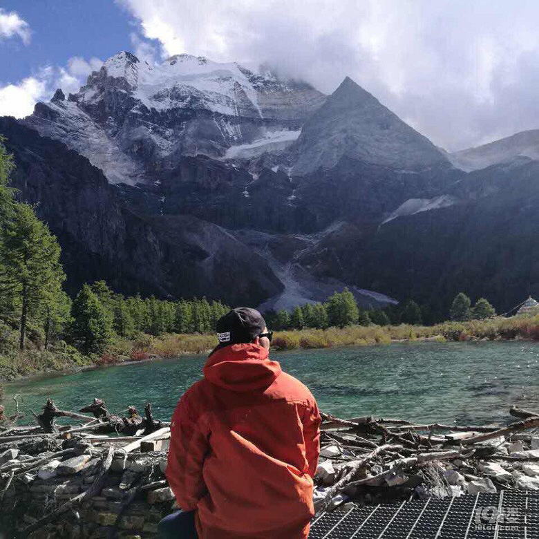 人,要么孤独,要么庸俗