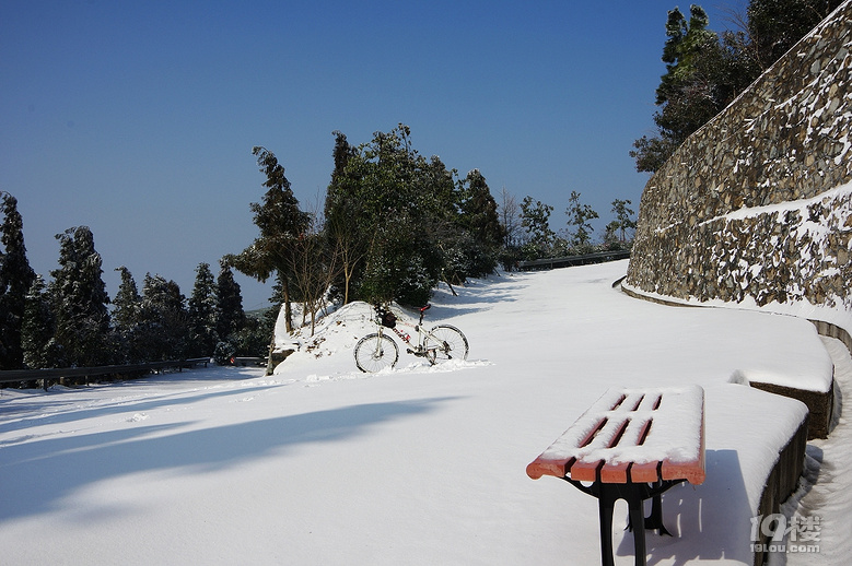 临海羊岩山雪景图片