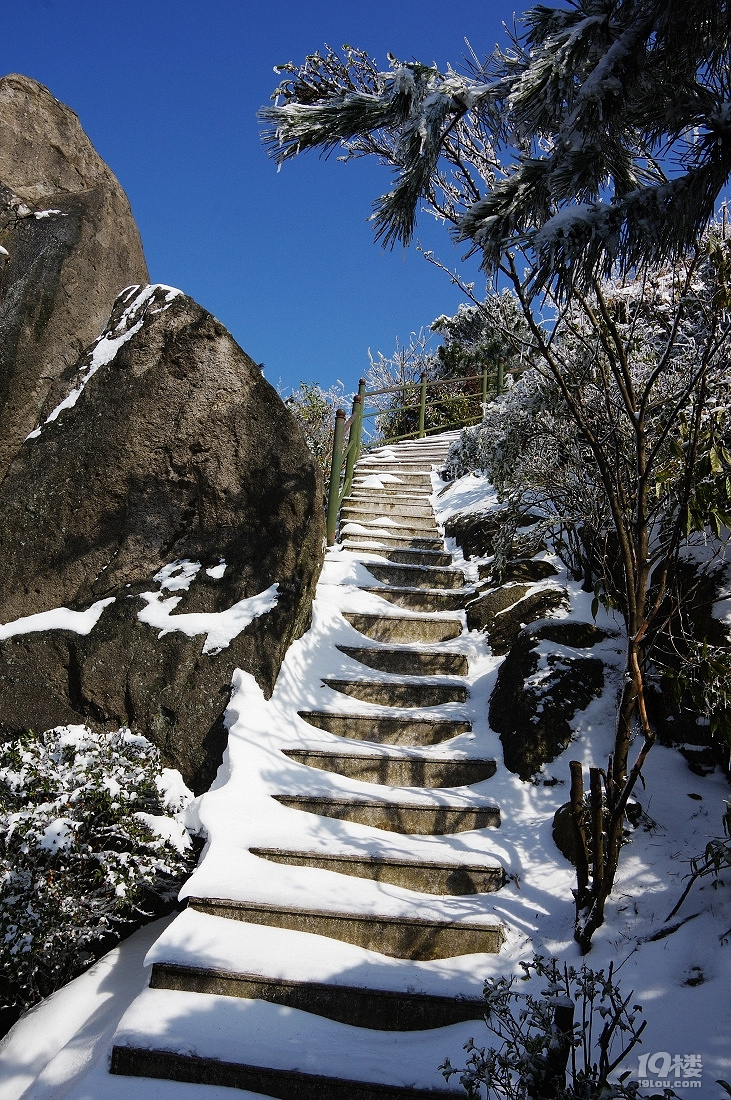 临海羊岩山雪景图片