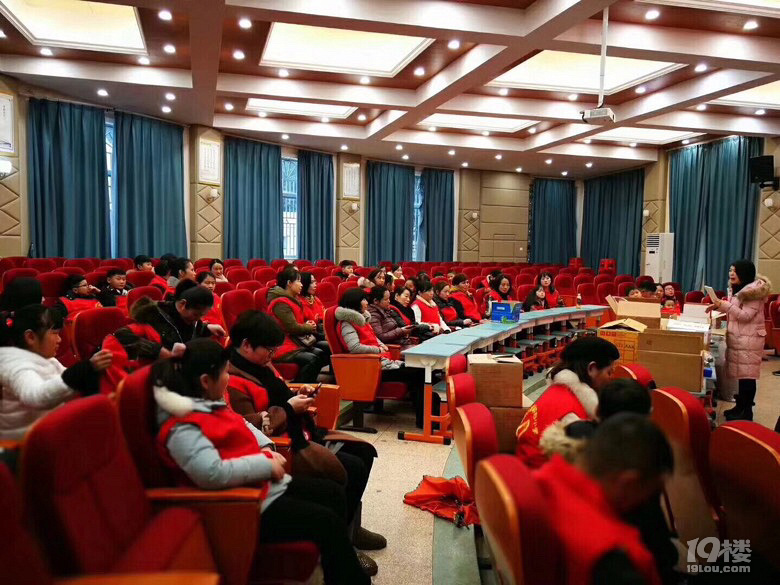 路桥蓬街镇中心小学亲子爱心年货义卖活动就等着大家来买喽