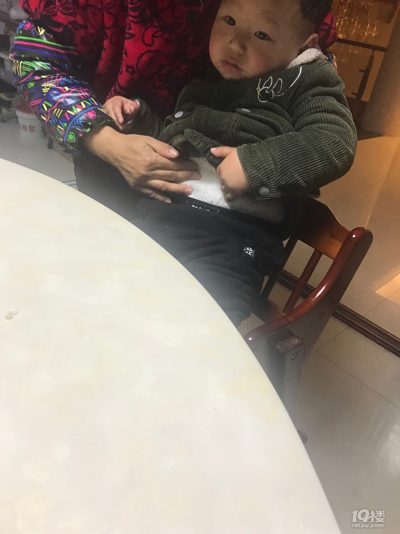 小胖子肚子吃撑了