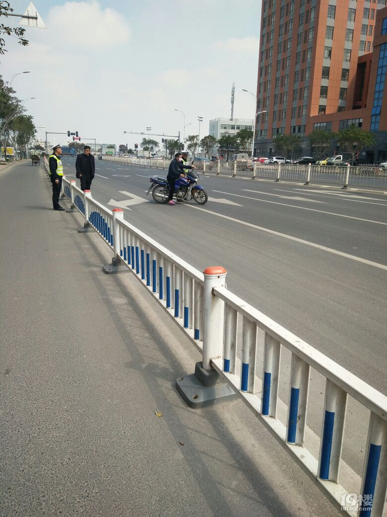 三月随手拍摩托车也不能在机动车道行驶了吗
