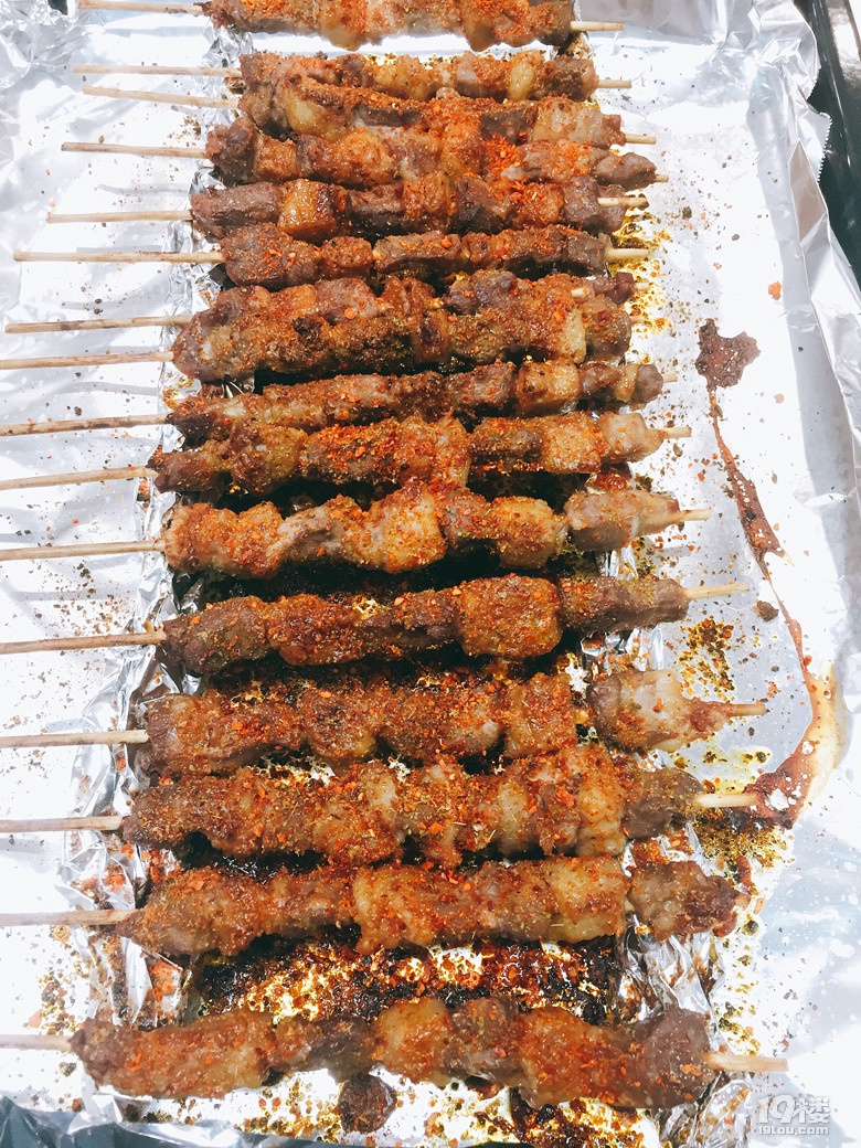 烤羊肉串来自宁夏盐池的羔羊肉烤制的羊肉