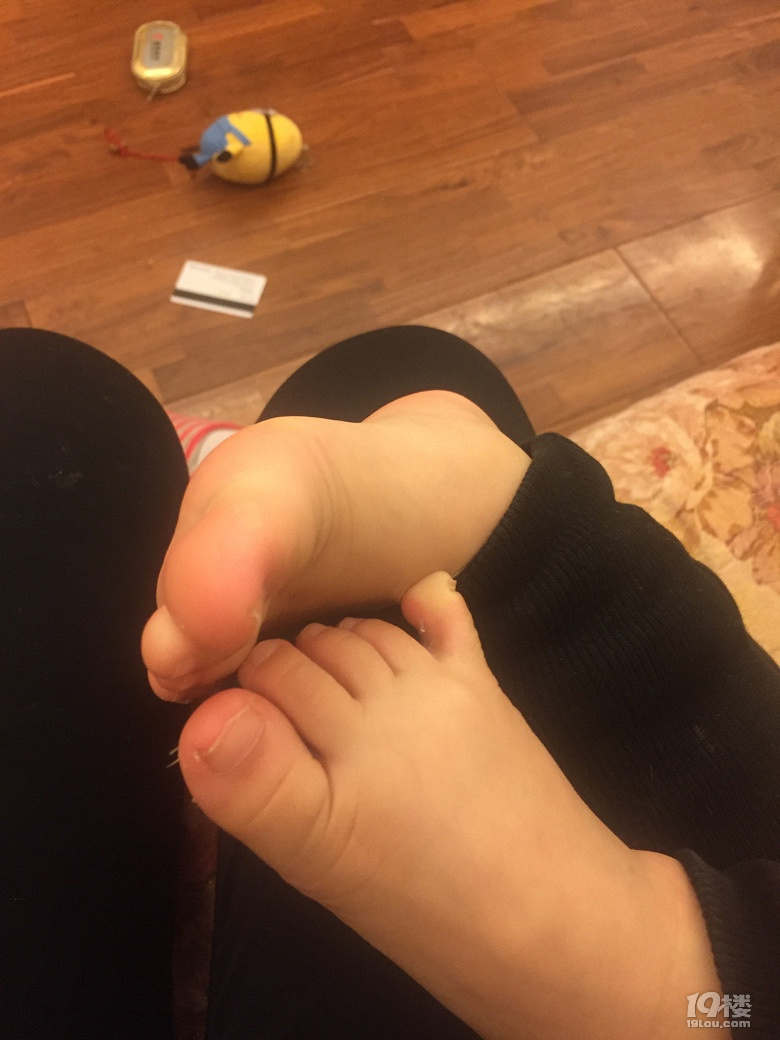 让我亲吻她的脚