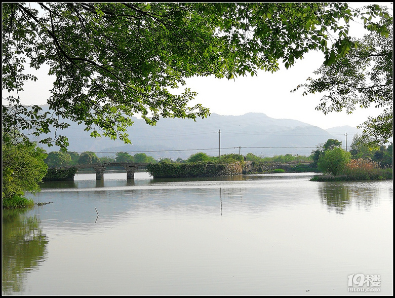 清明鉴洋湖一怀春意任留连