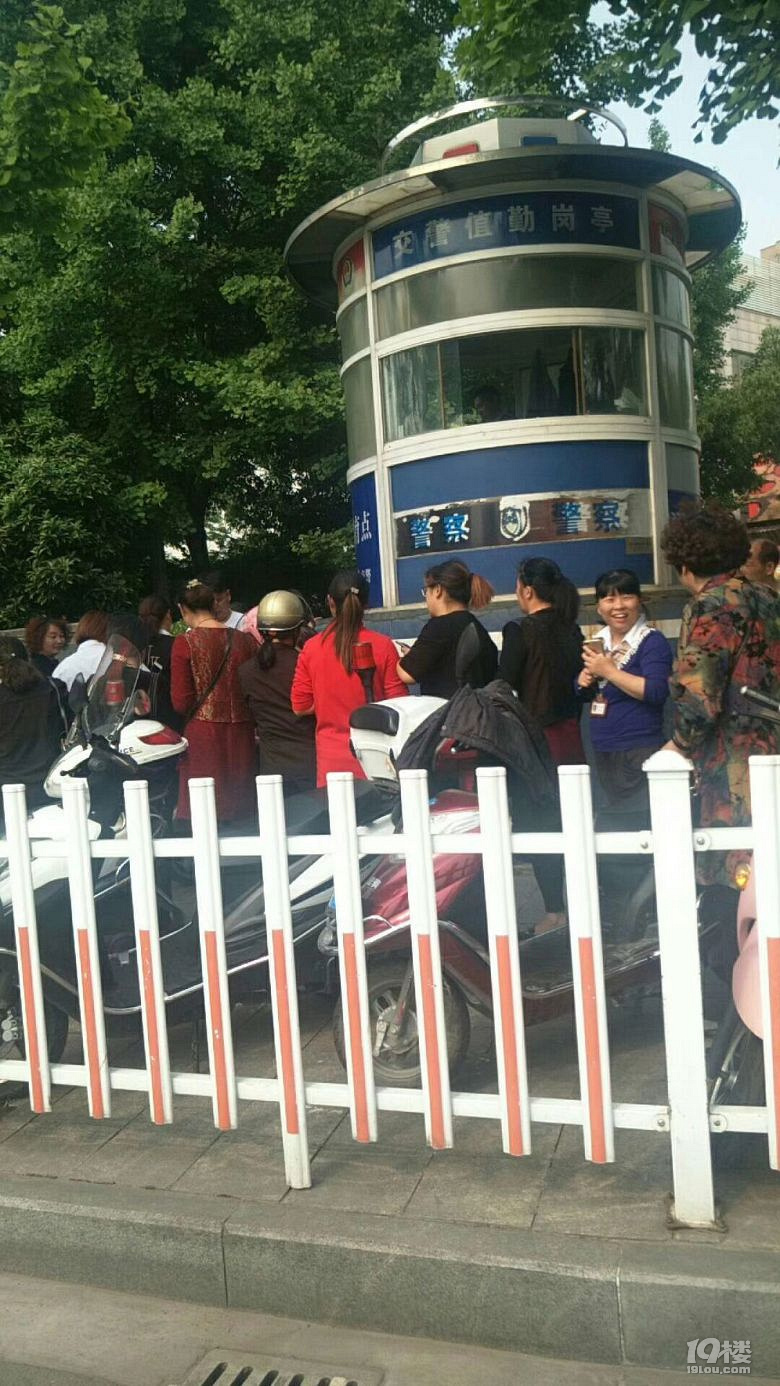 【爆料】黄岩交警岗亭免费赠送电动车头盔,市