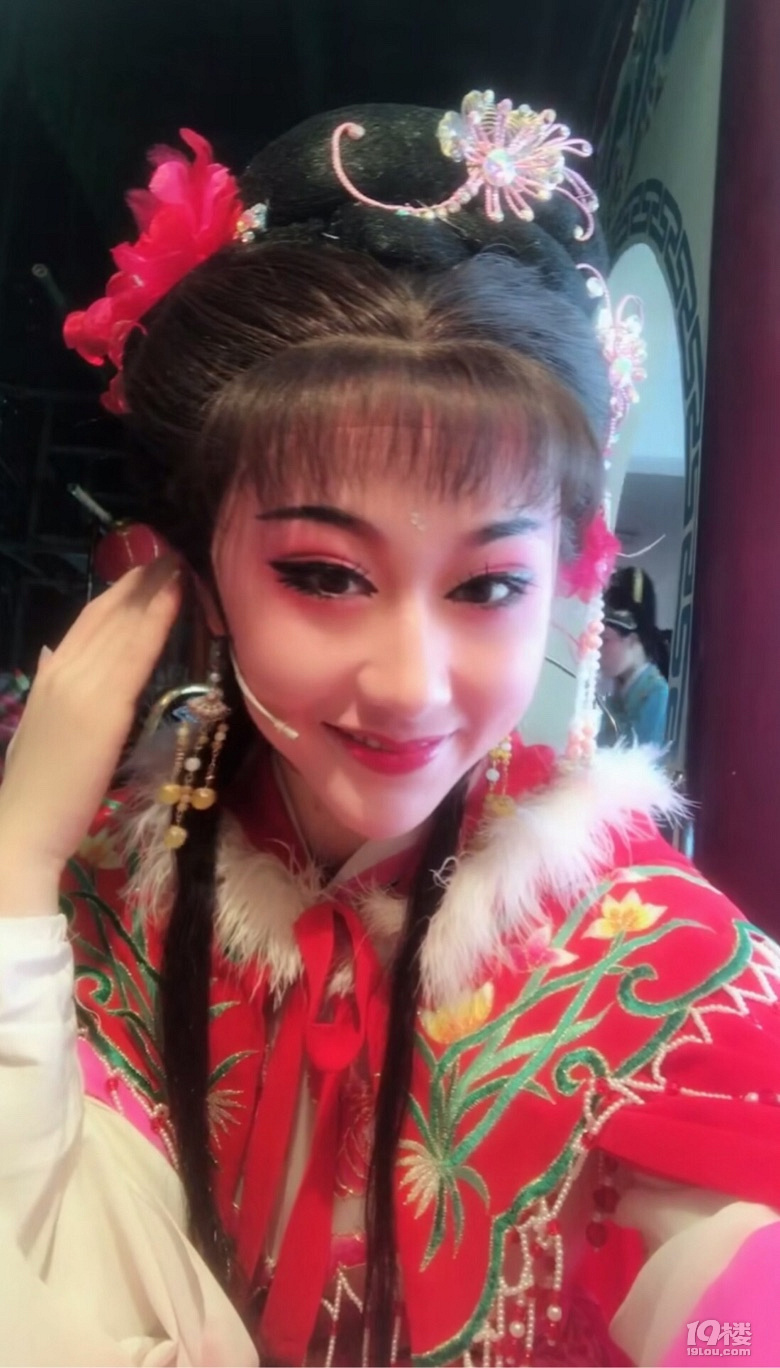 越剧花旦古典的身段有着妖精的曼妙秋水似的