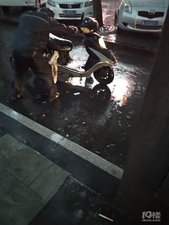【爆料】晚上好吓人!开着的摩托车竟好端端连