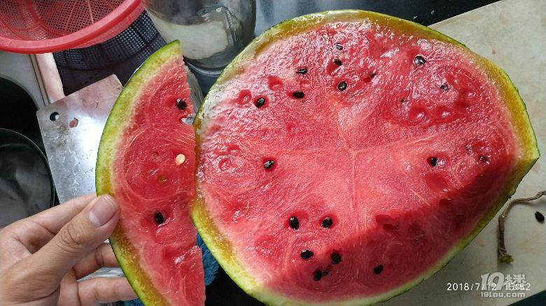 路桥华联超市中盛店卖臭西瓜