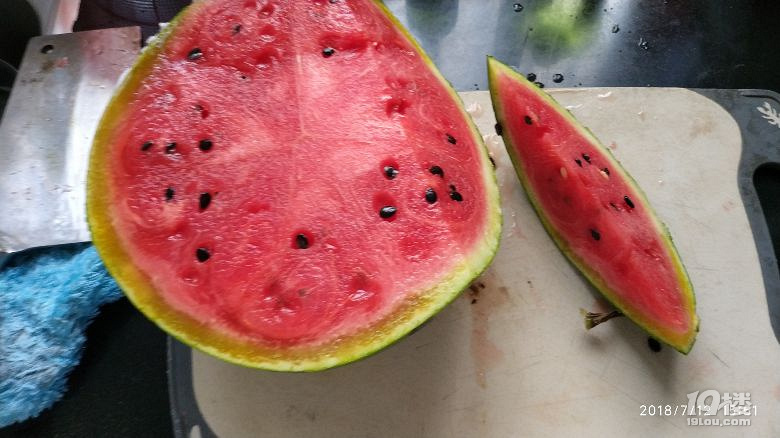 路桥华联超市中盛店卖臭西瓜