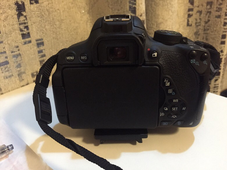 转让二手佳能700D18一135镜头单反相机