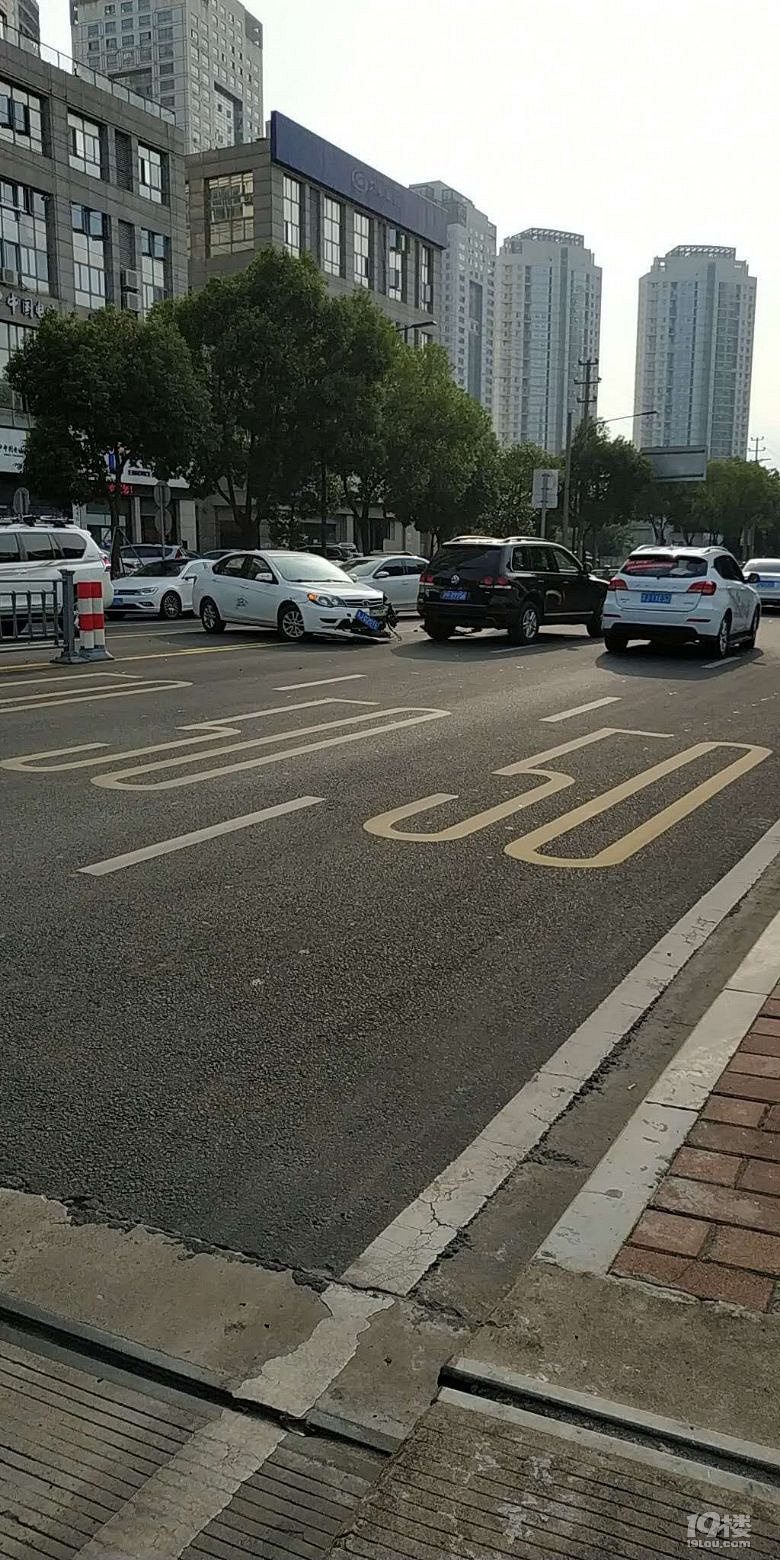 【随手拍】在可以调头的地方相撞了谁的责任大