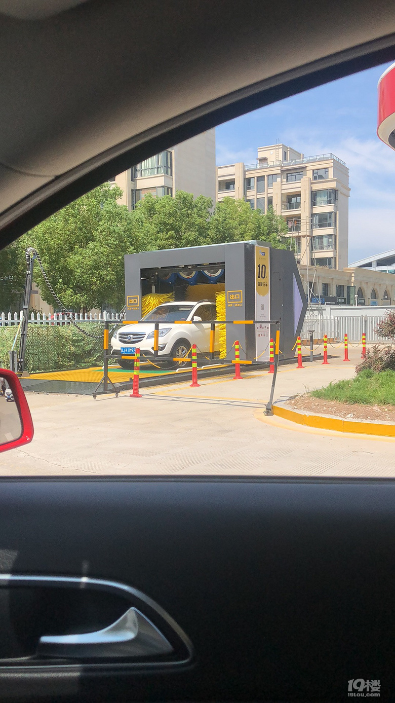 加油站的自助洗车10元一次现在好像越来越多了