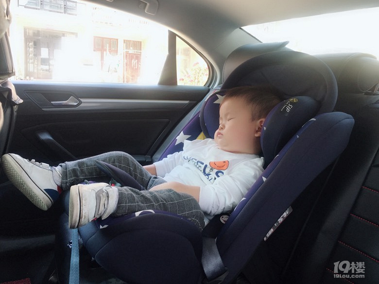 自己爬上安全座椅睡着了