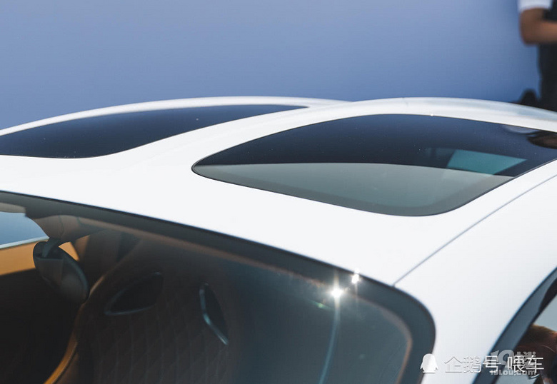 全球第1台装天窗的布加迪,价格6位数,能防紫外