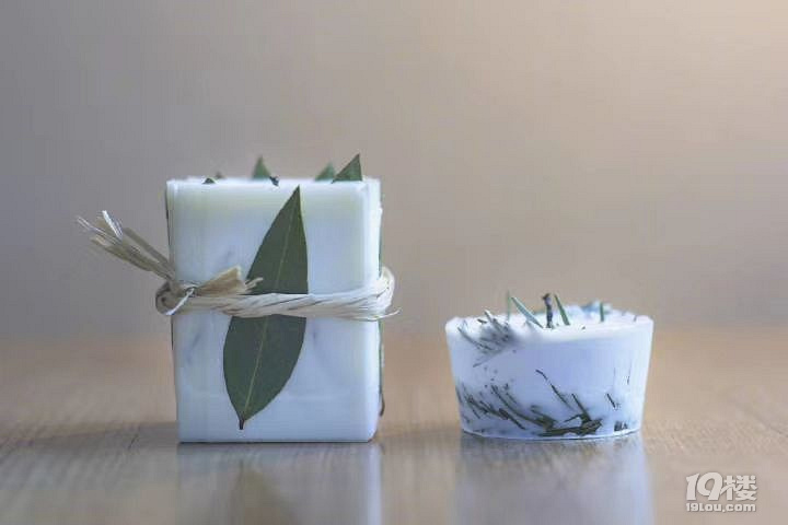 你说你喜欢雨,但是你在下雨的时候打伞。