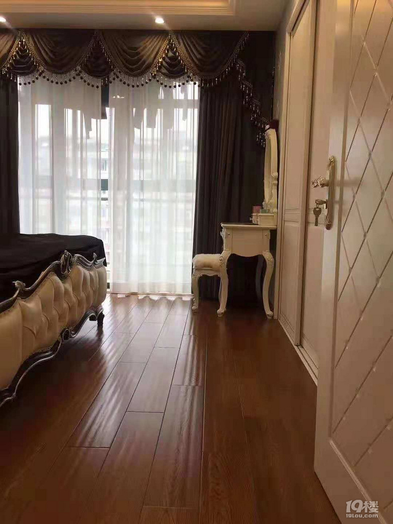 水天一色,实用面积120平方三室两卫,全欧品牌