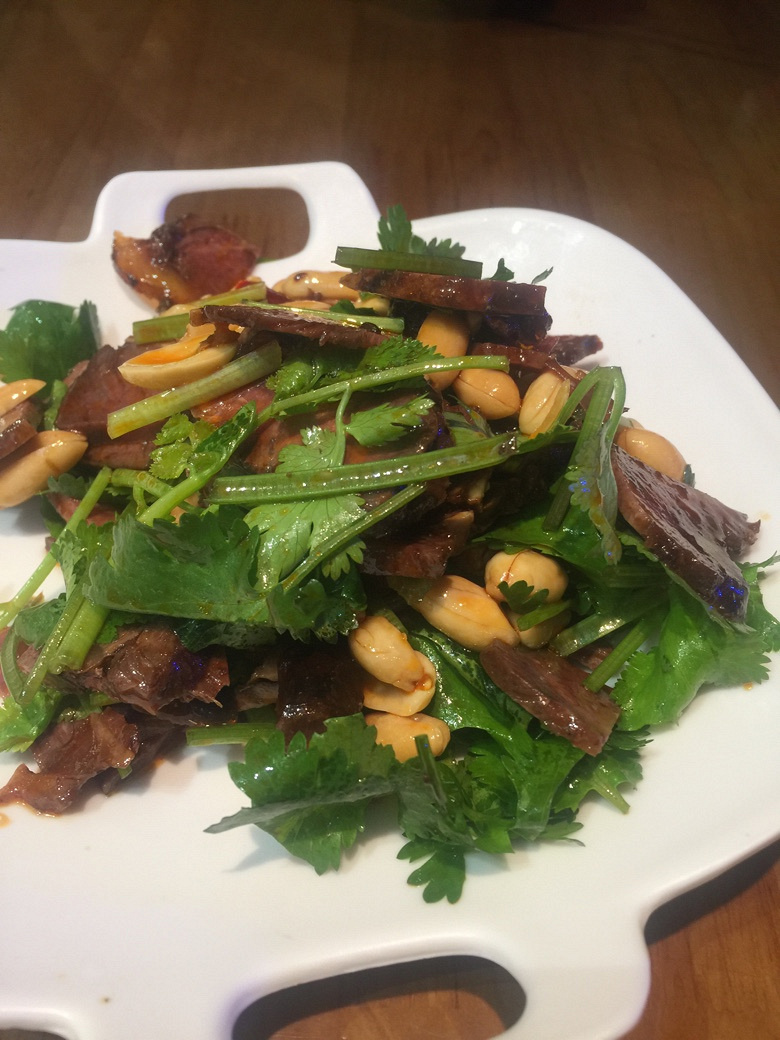 本来想吃海底捞,排号排到200号,那就换吃牛蛙