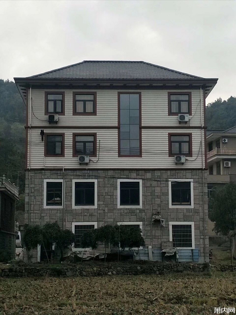 浙江男子4年前自建的豪宅,现因欠债想卖,网友都说不敢买,他这-长潭