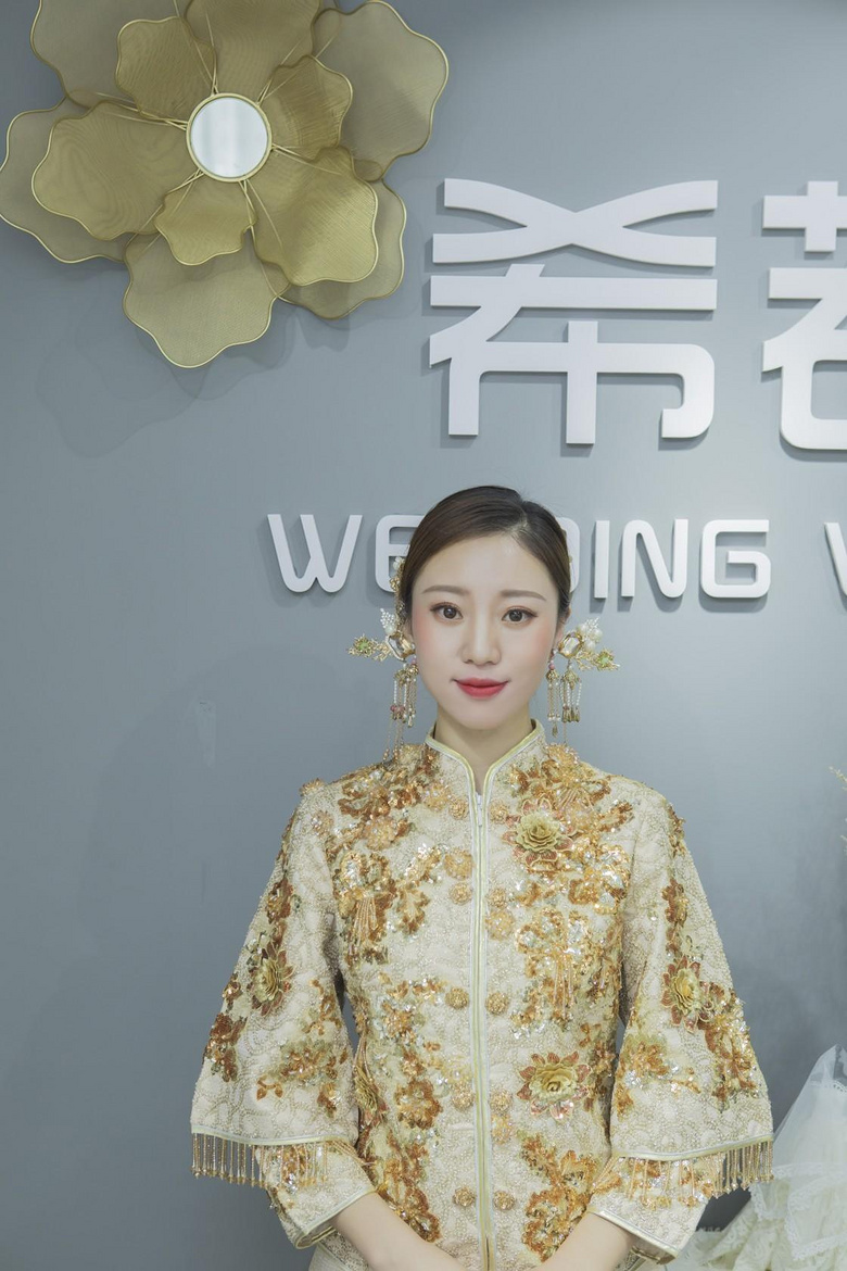 谁说秀禾服必须大红款?这件金色的连老公都惊