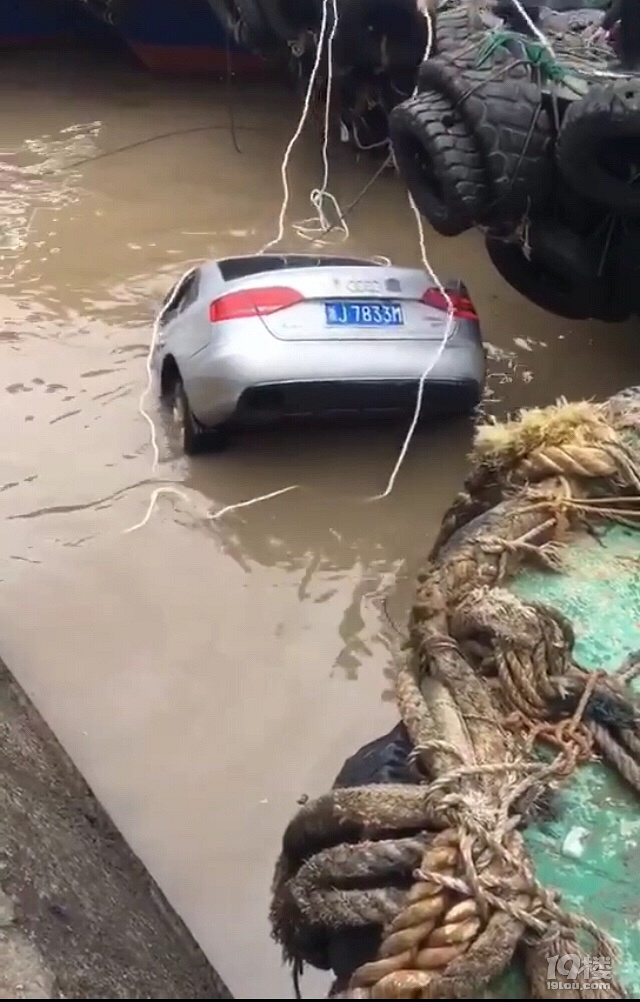 【爆料】温岭石塘一辆奥迪掉进海里,众人紧急搭救!