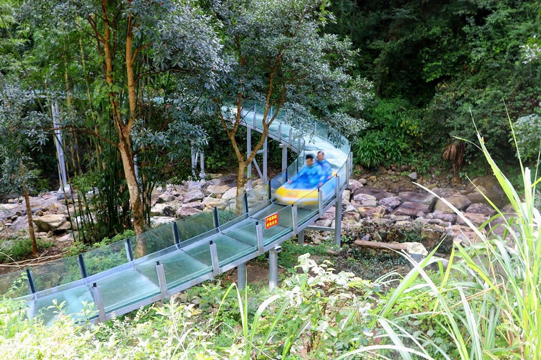 黄岩大瀑布景区的全景高空玻璃滑道,让游客们大呼过瘾!