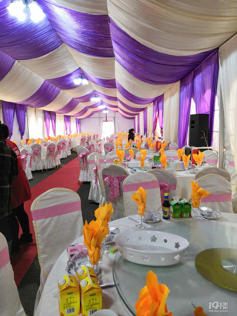 随手拍现在大棚婚礼酒席可以与大酒店媲美
