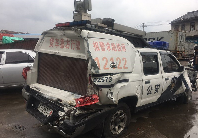 事发凌晨台州警车被撞警察受伤事故视频让人心中发凉