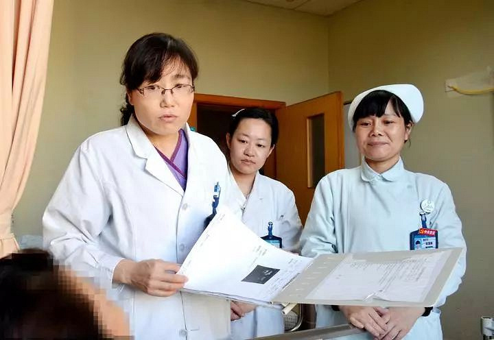 台州8岁女孩肚子疼,爹妈没当回事,被切掉一侧