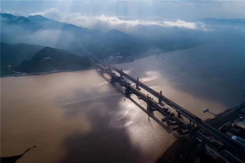 壮哉金台铁路灵江特大桥主跨将牵手合