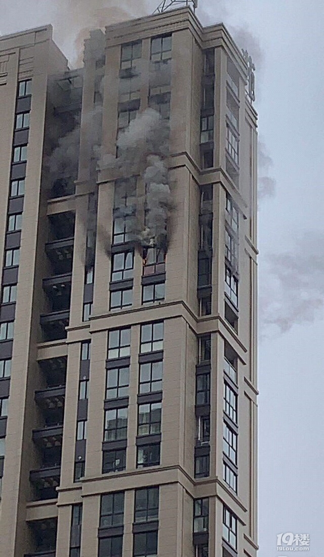 随手拍温岭半岛名宛高楼第22层着火