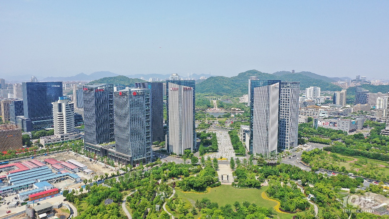 航拍艳阳高照下的椒江东商务区